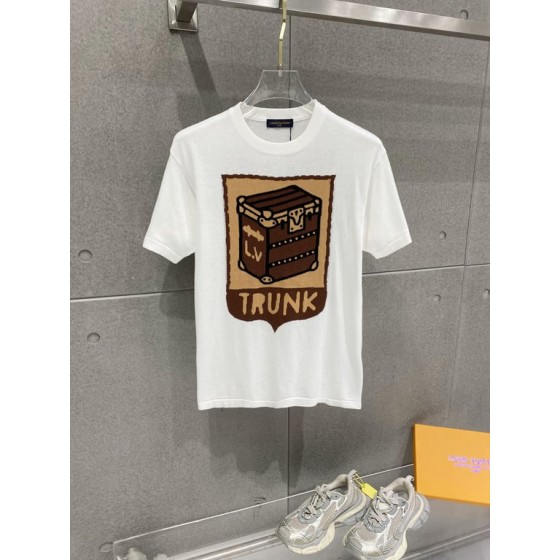Louis Vuitton embossed jacquard knit crew neck short-sleeve T-shirt, classic design with heavy-duty three-dimensional inlay work that exudes a fashionable and sophisticated feel.
